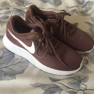 Women’s Nike Tanjun shoe